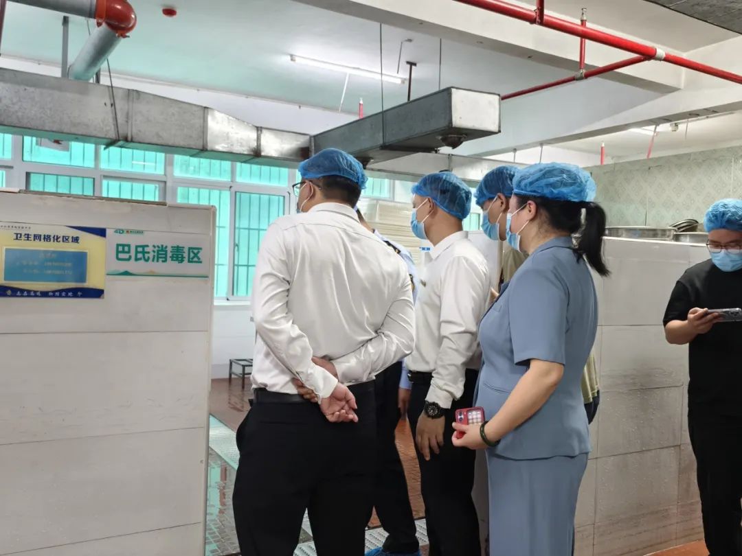 龍華區(qū)委常委、副區(qū)長許愛華蒞臨?？谑旋埲A區(qū)山高實驗學(xué)校調(diào)研指導(dǎo)食品安全工作-圖片2