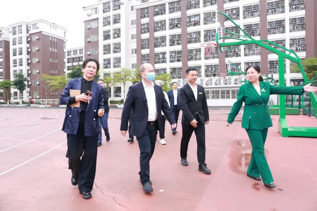關懷指導促前行——海口市教育局領導蒞臨?？谏礁吒呒墝嶒炛袑W調研指導-圖片2
