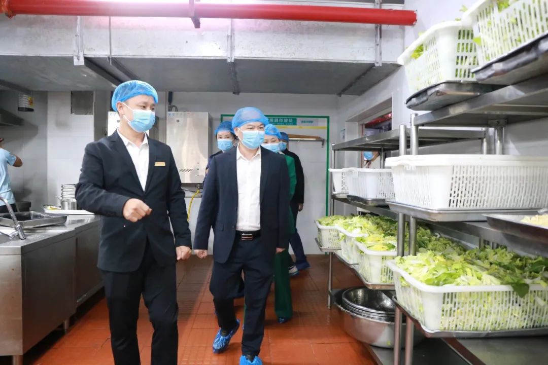 關懷指導促前行——海口市教育局領導蒞臨?？谏礁吒呒墝嶒炛袑W調研指導-圖片2