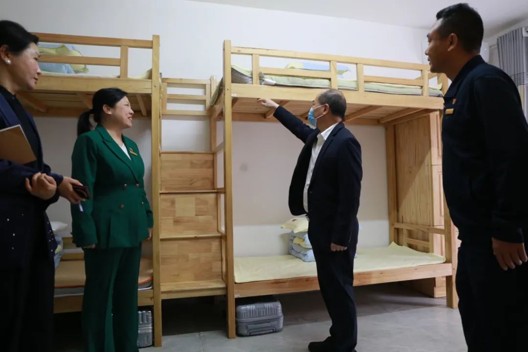 關懷指導促前行——海口市教育局領導蒞臨?？谏礁吒呒墝嶒炛袑W調研指導-圖片2