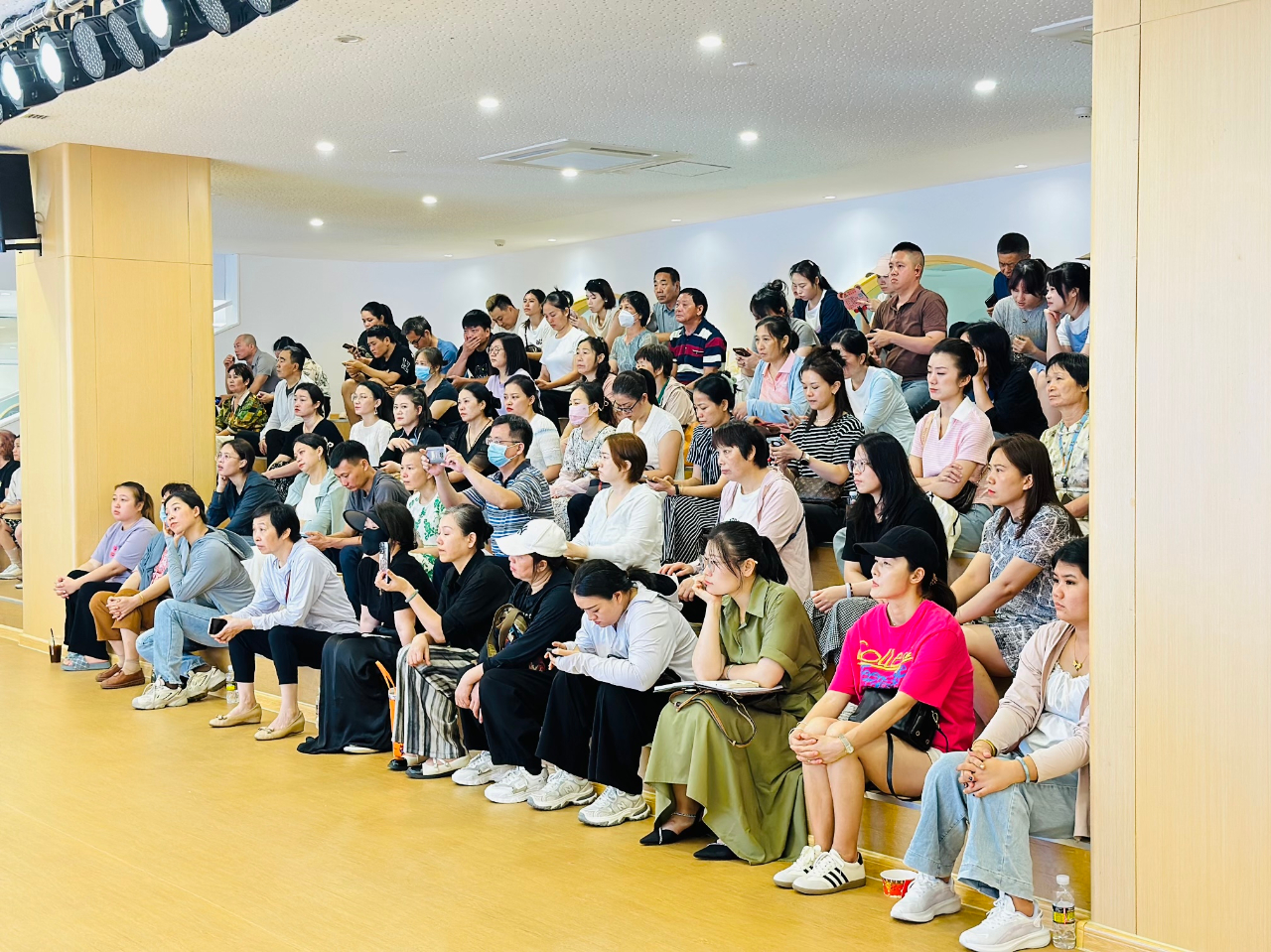 醫(yī)育融合·共筑健康成長(zhǎng)路——?？谑猩礁哂變簣@聯(lián)合?？谑械谒娜嗣襻t(yī)院開展醫(yī)育融合健康講座-圖片18