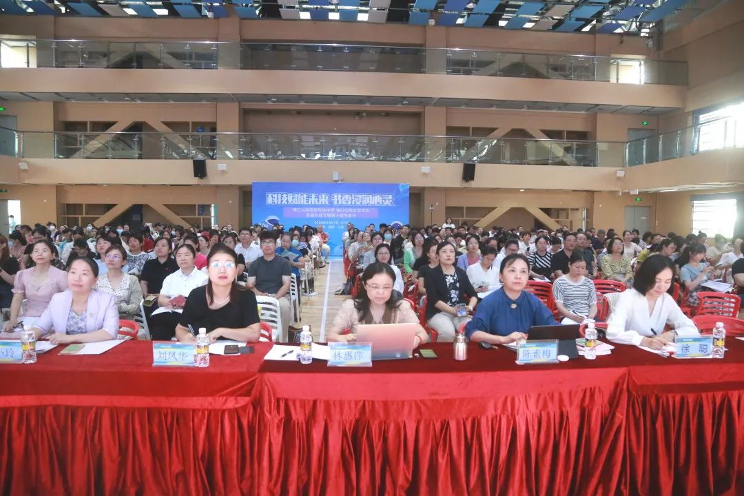 聚焦核心素養(yǎng)，共研備考新策略——2025年?？谑忻捞m區(qū)、龍華區(qū)初中語(yǔ)文中考備考命題培訓(xùn)會(huì)暨林惠萍名師工作室研修活動(dòng)在我校成功舉辦-圖片1