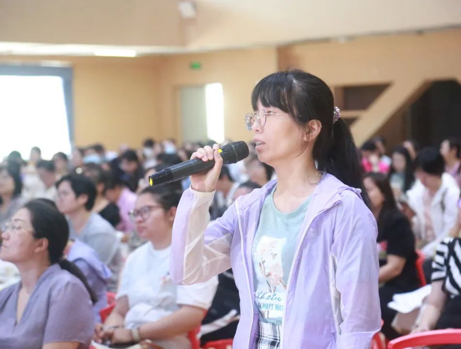 聚焦核心素養(yǎng)，共研備考新策略——2025年海口市美蘭區(qū)、龍華區(qū)初中語(yǔ)文中考備考命題培訓(xùn)會(huì)暨林惠萍名師工作室研修活動(dòng)在我校成功舉辦-圖片4