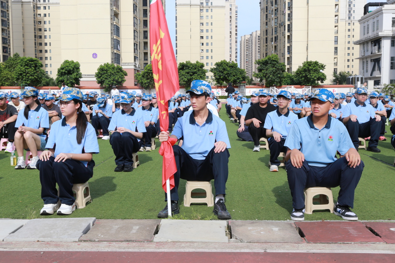 燃情開營！?？谏礁咧袑W(xué)2025級高一新生開啟軍訓(xùn)成長之旅-圖片1