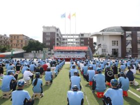 燃情開(kāi)營(yíng)！?？谏礁咧袑W(xué)2025級(jí)高一新生開(kāi)啟軍訓(xùn)成長(zhǎng)之旅