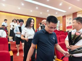 逐光同行，共啟新程——?？谏礁咧袑W(xué)舉行2025年秋季新教師、新職工入Jia儀式