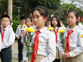 少先隊| 緬懷英烈鑄中魂 傳承紅色樹新風———?？谏礁邔W校清明烈士陵園祭奠先烈活動
